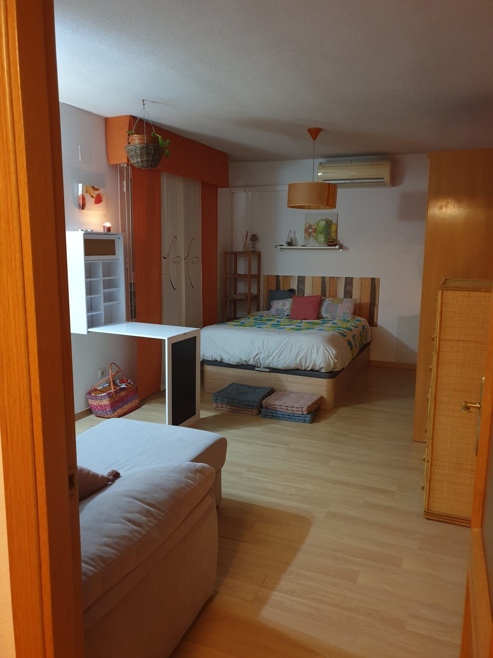 Coco desde puerta cama